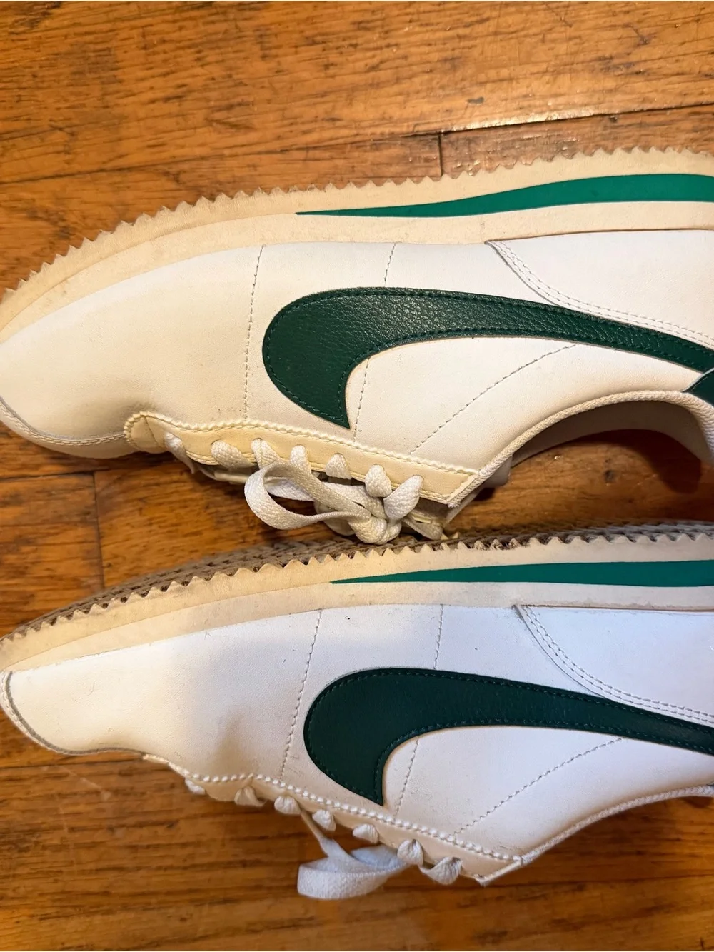 Nike women’s Cortez with Green Swoosh size 8 women’s